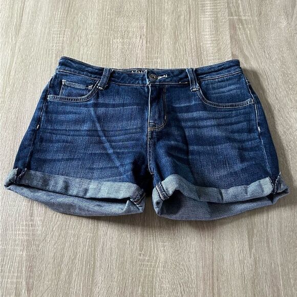 NWOT … ARIZONA JEAN CO. “Size: Juniors - 9” Denim Shorts - Picture 1 of 3